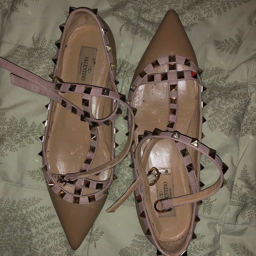 ✨VALENTINO✨ Beige Garavani Rockstud Flats